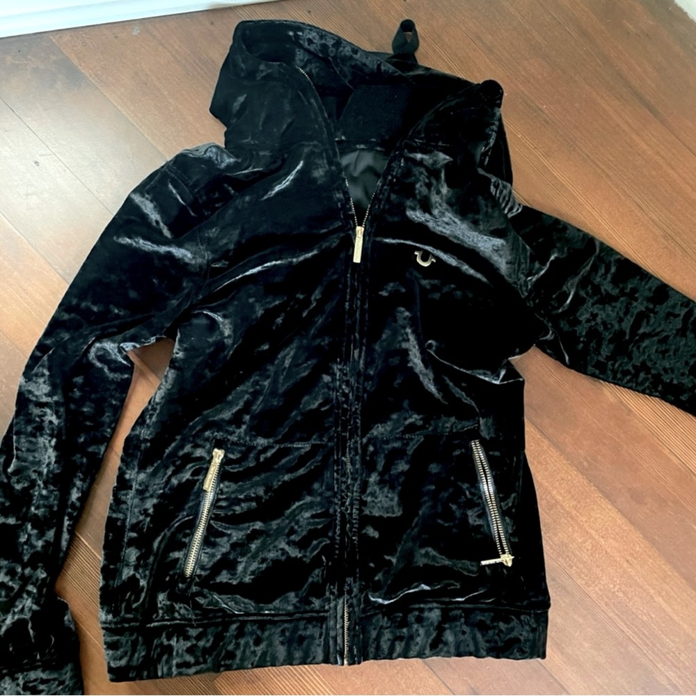 True Religion velour track suit black size small
Set top and bottom